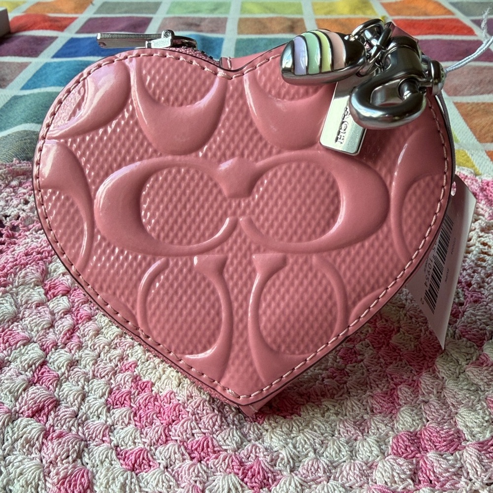 🩷 COACH HEART CHARM IN SIGNATURE LEATHER WITH HEART CHARM 🩷 NWT 🩷 - Picture 9 of 16